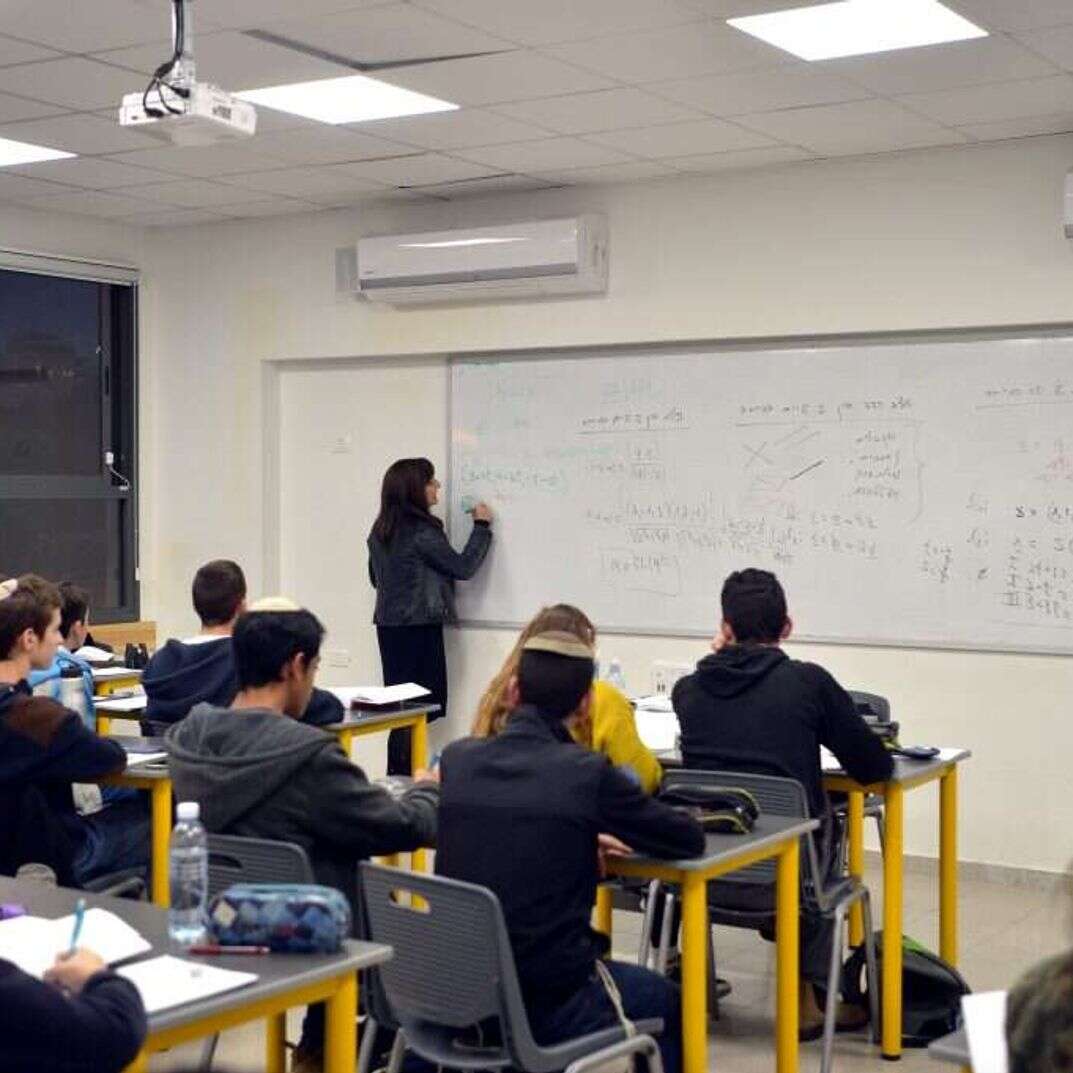 שיעור בכיתה | אילוסטרציה, למצולמים אין קשר לכתבה שיעור בכיתה | אילוסטרציה, למצולמים אין קשר לכתבה