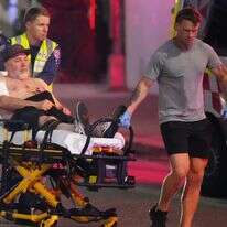 פינוי פצועים מהפיגוע בסידני, אוסטרליה | AP פינוי פצועים מהפיגוע בסידני, אוסטרליה | AP