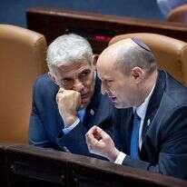 בנט ולפיד ליד שולחן הממשלה בכנסת, יוני 2022 | יונתן זינדל, פלאש 90 בנט ולפיד ליד שולחן הממשלה בכנסת, יוני 2022 | יונתן זינדל, פלאש 90