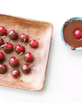 דובדבנים טבולים בשוקולד | אפרת ליכטנשטט דובדבנים טבולים בשוקולד | אפרת ליכטנשטט