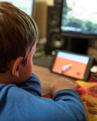 ילדים עם מסכים | שאטרסטוק ילדים עם מסכים | שאטרסטוק