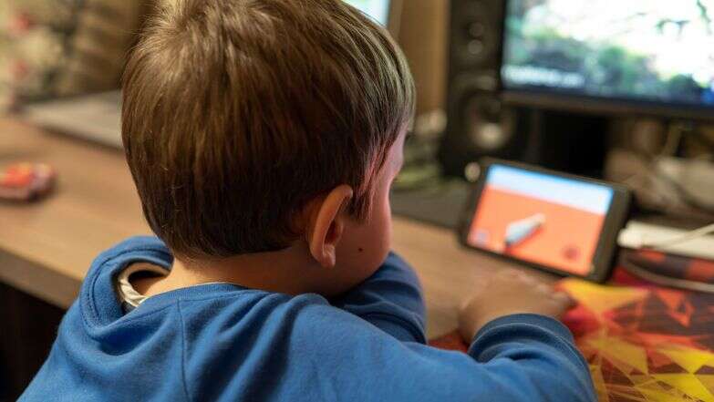 ילדים עם מסכים | שאטרסטוק ילדים עם מסכים | שאטרסטוק