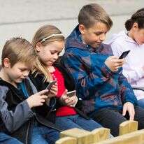 ילדים עם מסכים | שאטרסטוק ילדים עם מסכים | שאטרסטוק