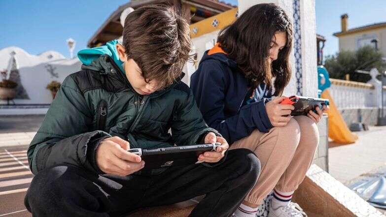 ילדים עם מסכים | שאטרסטוק ילדים עם מסכים | שאטרסטוק