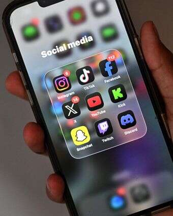 רשתות חברתיות בטלפון הנייד | סעיד חאן / AFP רשתות חברתיות בטלפון הנייד | סעיד חאן / AFP