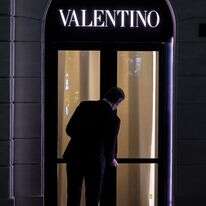 חנות הדגל של ולנטינו ליד כיכר פיאצה די ספניה לאחר מותו של מעצב האופנה האיטלקי ולנטינו | EPA/RICCARDO ANTIMIANI חנות הדגל של ולנטינו ליד כיכר פיאצה די ספניה לאחר מותו של מעצב האופנה האיטלקי ולנטינו | EPA/RICCARDO ANTIMIANI