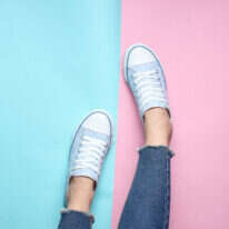 הסניקרס מוסיפות 'טוויסט' רענן למראה הכולל | שאטרסטוק הסניקרס מוסיפות 'טוויסט' רענן למראה הכולל | שאטרסטוק