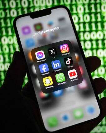 ישומי הרשתות החברתיות העיקריים בטלפון חכם במולהאוס, מזרח צרפת | סבסטיאן בוזון / AFP ישומי הרשתות החברתיות העיקריים בטלפון חכם במולהאוס, מזרח צרפת | סבסטיאן בוזון / AFP