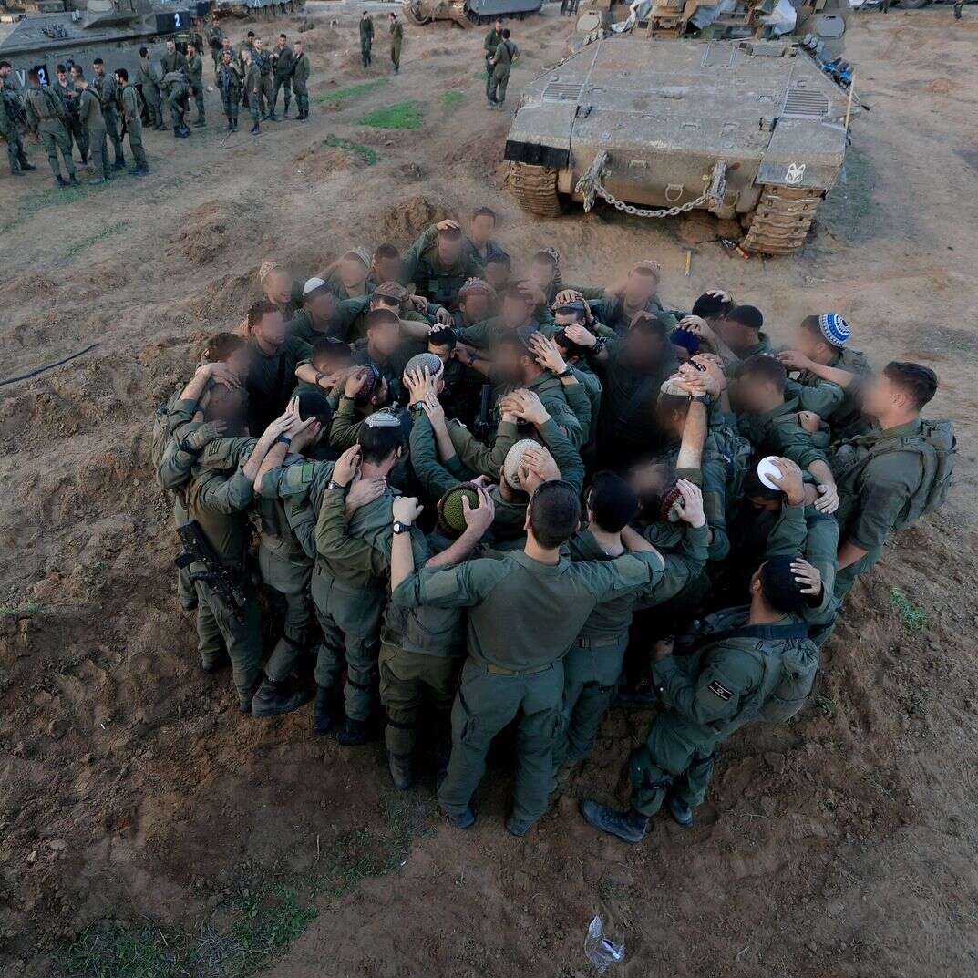 לוחמי גבעתי ברגע של תפילה לפני כניסה ללחימה בעזה | אורן כהן לוחמי גבעתי ברגע של תפילה לפני כניסה ללחימה בעזה | אורן כהן