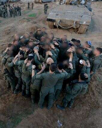 לוחמי גבעתי ברגע של תפילה לפני כניסה ללחימה בעזה | אורן כהן לוחמי גבעתי ברגע של תפילה לפני כניסה ללחימה בעזה | אורן כהן