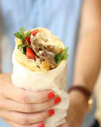 פיתה עם סטייק צרוב: ארוחת בשר מושלמת לאמצע השבוע | אפרת ליכטנשטט פיתה עם סטייק צרוב: ארוחת בשר מושלמת לאמצע השבוע | אפרת ליכטנשטט