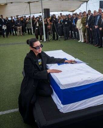 שירה גואילי על ארונו של אחיה, רס"ר רן גואילי ז"ל, השבוע בהלוויה | חיים גולדברג, פלאש 90 שירה גואילי על ארונו של אחיה, רס"ר רן גואילי ז"ל, השבוע בהלוויה | חיים גולדברג, פלאש 90