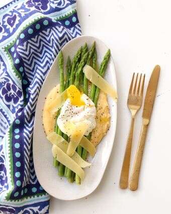 אספרגוס על פולנטה רכה עם ביצה עלומה | אפרת ליכטנשטט אספרגוס על פולנטה רכה עם ביצה עלומה | אפרת ליכטנשטט