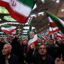 אנשים מנופפים בדגלי איראן בעוד אחד מהם מרים פוסטר של מפקד כוח קודס של משמרות המהפכה האיראניים, הגנרל קאסם סולימאני | AP אנשים מנופפים בדגלי איראן בעוד אחד מהם מרים פוסטר של מפקד כוח קודס של משמרות המהפכה האיראניים, הגנרל קאסם סולימאני | AP