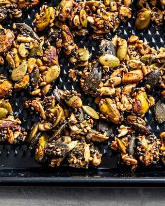 הקראנץ’ שעושה את כל הסלט: תערובת אגוזים וזרעים פריכה | סקוט סוצ'מן עבור הוושינגטון פוסט. הקראנץ’ שעושה את כל הסלט: תערובת אגוזים וזרעים פריכה | סקוט סוצ'מן עבור הוושינגטון פוסט.