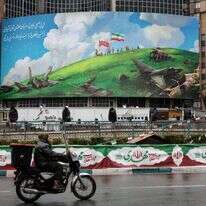 רוכבת אופנוע באיראן - עכשיו זה חוקי | AFP רוכבת אופנוע באיראן - עכשיו זה חוקי | AFP