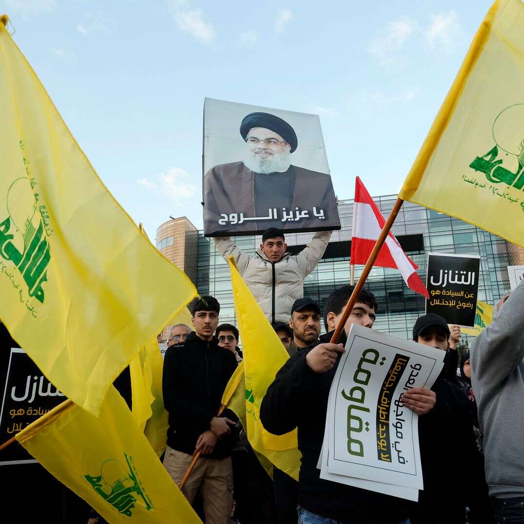 תומכי חיזבאללה בהפגנה בלבנון | EPA תומכי חיזבאללה בהפגנה בלבנון | EPA