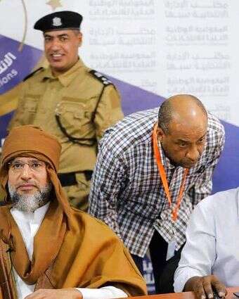 סייף אל-אסלאם קדאפי, משמאל, בנו ויורשו לשעבר של הדיקטטור הלובי המנוח מועמר קדאפי, רושם את מועמדותו לבחירות לנשיאות המדינה בחודש הבא בסבהא, לוב, 14 בנובמבר 2021 | Libyan High National Elections Commission via AP סייף אל-אסלאם קדאפי, משמאל, בנו ויורשו לשעבר של הדיקטטור הלובי המנוח מועמר קדאפי, רושם את מועמדותו לבחירות לנשיאות המדינה בחודש הבא בסבהא, לוב, 14 בנובמבר 2021 | Libyan High National Elections Commission via AP