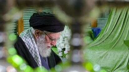 מנהיג העליון האייתוללה עלי חמינאי מתפלל על קברו של מייסד המהפכה המנוח האייתוללה חומייני, לציון 47 שנה לחזרתו מגלותו במהלך המהפכה האסלאמית של 1979, ממש מחוץ לטהרן, איראן | AFP מנהיג העליון האייתוללה עלי חמינאי מתפלל על קברו של מייסד המהפכה המנוח האייתוללה חומייני, לציון 47 שנה לחזרתו מגלותו במהלך המהפכה האסלאמית של 1979, ממש מחוץ לטהרן, איראן | AFP