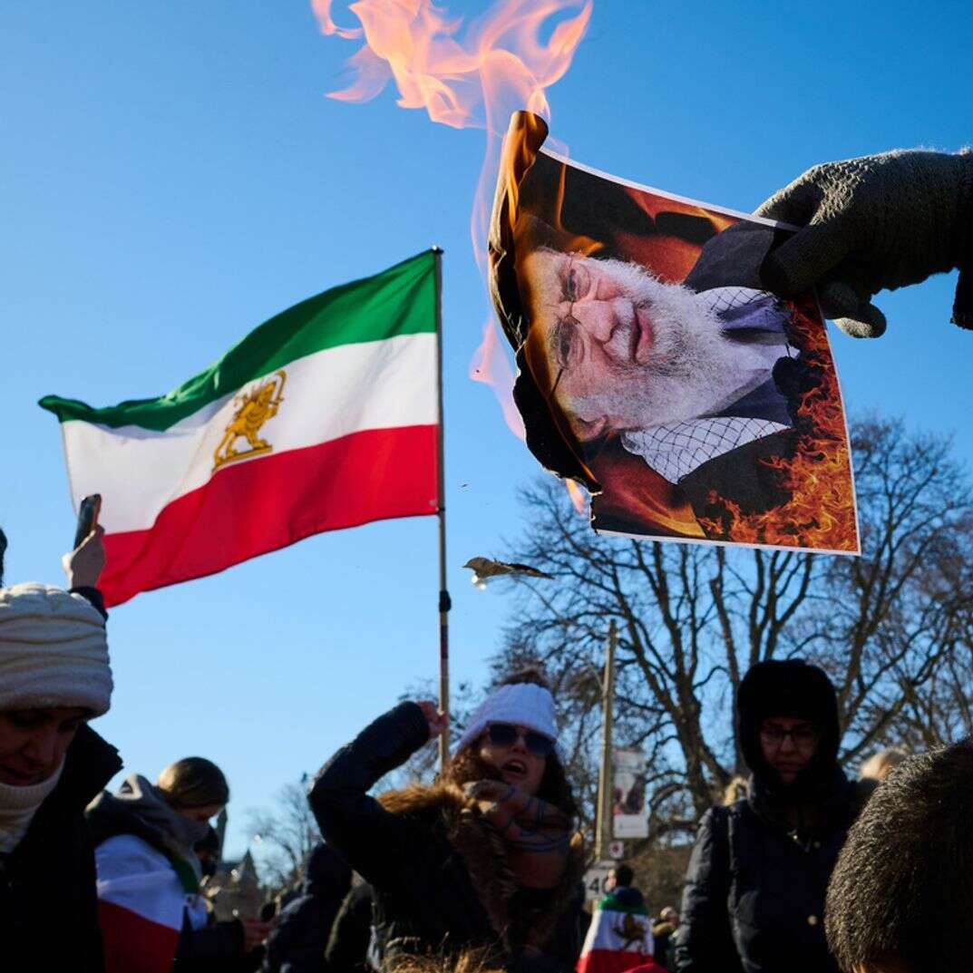 מפגינים שורפים תמונות של המנהיג העליון של איראן, האייתוללה עלי חמינאי | AP מפגינים שורפים תמונות של המנהיג העליון של איראן, האייתוללה עלי חמינאי | AP