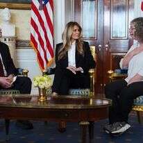 מלניה טראמפ נפגשת עם החטוף האמריקאי-ישראלי המשוחרר קית' סיגל ואשתו אביבה בבית הלבן | AP/Evan Vucci מלניה טראמפ נפגשת עם החטוף האמריקאי-ישראלי המשוחרר קית' סיגל ואשתו אביבה בבית הלבן | AP/Evan Vucci