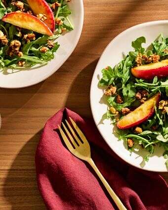 סלט רוקט עם תפוחים מוקפצים ואגוזים קלויים | טום מקורקל; עיצוב אוכל מאת ג'ינה ניסטיקו / הוושינגטון פוסט סלט רוקט עם תפוחים מוקפצים ואגוזים קלויים | טום מקורקל; עיצוב אוכל מאת ג'ינה ניסטיקו / הוושינגטון פוסט