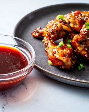 כנפי עוף ברוטב גוצ'וג'אנג | סקוט סוצ'מן / עבור הוושינגטון פוסט; עיצוב אוכל מאת מארי אוסטרוסקי כנפי עוף ברוטב גוצ'וג'אנג | סקוט סוצ'מן / עבור הוושינגטון פוסט; עיצוב אוכל מאת מארי אוסטרוסקי