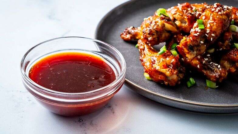 כנפי עוף ברוטב גוצ'וג'אנג | סקוט סוצ'מן / עבור הוושינגטון פוסט; עיצוב אוכל מאת מארי אוסטרוסקי כנפי עוף ברוטב גוצ'וג'אנג | סקוט סוצ'מן / עבור הוושינגטון פוסט; עיצוב אוכל מאת מארי אוסטרוסקי