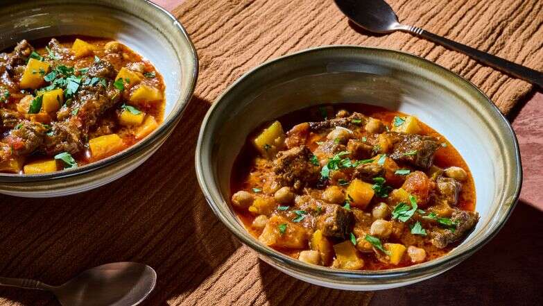 תבשיל בקר עם מזונות־על: חומוס, דלורית ותיבול מחמם | מרווין ג'וזף/הוושינגטון פוסט; עיצוב אוכל מאת ליסה צ'רקסקי תבשיל בקר עם מזונות־על: חומוס, דלורית ותיבול מחמם | מרווין ג'וזף/הוושינגטון פוסט; עיצוב אוכל מאת ליסה צ'רקסקי