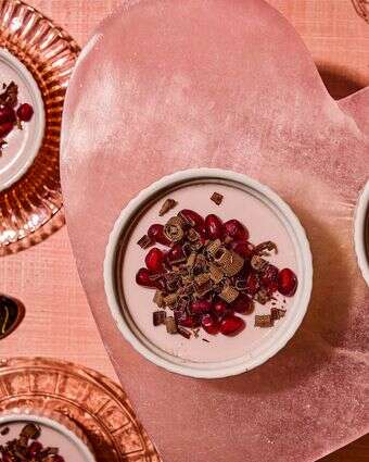 פנה קוטה יוגורט פטל עם רימון ושוקולד | לורן בולבין/הוושינגטון פוסט; עיצוב אוכל מאת קרולין רוב פנה קוטה יוגורט פטל עם רימון ושוקולד | לורן בולבין/הוושינגטון פוסט; עיצוב אוכל מאת קרולין רוב