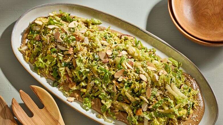 סלט כרוב עם טחינה, סויה וליים – פריך, קרמי ומלא טעם | טום מקורקל/עבור הוושינגטון פוסט סלט כרוב עם טחינה, סויה וליים – פריך, קרמי ומלא טעם | טום מקורקל/עבור הוושינגטון פוסט