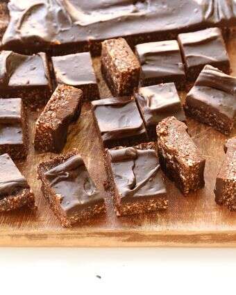 חטיפי שוקולד חרובים ללא אפייה מצופים בגנאש | אפרת ליכטנשטט חטיפי שוקולד חרובים ללא אפייה מצופים בגנאש | אפרת ליכטנשטט