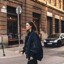 בומבר מרכך שמלת ערב ומכניס קריצה אורבנית גם ללוק הכי מחושב | שאטרסטוק בומבר מרכך שמלת ערב ומכניס קריצה אורבנית גם ללוק הכי מחושב | שאטרסטוק