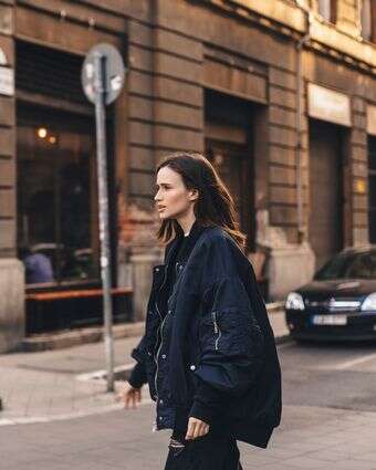 בומבר מרכך שמלת ערב ומכניס קריצה אורבנית גם ללוק הכי מחושב | שאטרסטוק בומבר מרכך שמלת ערב ומכניס קריצה אורבנית גם ללוק הכי מחושב | שאטרסטוק