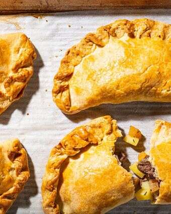 המאפה הבריטי שעובדי מכרות אכלו בידיים ואפשר להכין בבית | ריי לופז עבור הוושינגטון פוסט המאפה הבריטי שעובדי מכרות אכלו בידיים ואפשר להכין בבית | ריי לופז עבור הוושינגטון פוסט