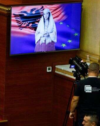 השרה החדשה של אלבניה, "דיאלה", נואמת במהלך מושב הפרלמנט לקראת הצבעת ממשלת אלבניה החדשה, בטירנה ב-18 בספטמבר 2025 | AFP השרה החדשה של אלבניה, "דיאלה", נואמת במהלך מושב הפרלמנט לקראת הצבעת ממשלת אלבניה החדשה, בטירנה ב-18 בספטמבר 2025 | AFP