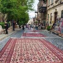 מקום עם חוקים משלו. העיר באקו | שאטרסטוק מקום עם חוקים משלו. העיר באקו | שאטרסטוק