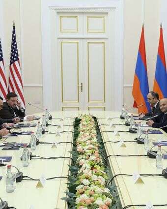 מסר לשכנה מדרום. פגישת ואנס וראש ממשלת ארמניה פשיניאן | אי.פי.איי מסר לשכנה מדרום. פגישת ואנס וראש ממשלת ארמניה פשיניאן | אי.פי.איי