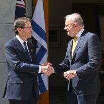 הנשיא הרצוג עם ראש ממשלת אוסטרליה אנתוני אלבניזי בכניסה לפרלמנט האוסטרלי בקנברה, יום שלישי | איי.אף.פי הנשיא הרצוג עם ראש ממשלת אוסטרליה אנתוני אלבניזי בכניסה לפרלמנט האוסטרלי בקנברה, יום שלישי | איי.אף.פי