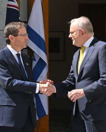 הנשיא הרצוג עם ראש ממשלת אוסטרליה אנתוני אלבניזי בכניסה לפרלמנט האוסטרלי בקנברה, יום שלישי | איי.אף.פי הנשיא הרצוג עם ראש ממשלת אוסטרליה אנתוני אלבניזי בכניסה לפרלמנט האוסטרלי בקנברה, יום שלישי | איי.אף.פי