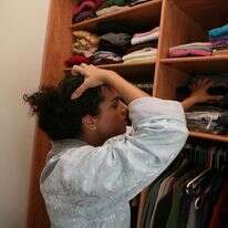 אישה מביטה בארון הבגדים שלה, מנסה להחליט מה ללבוש | יוסי זמיר/Flash90 אישה מביטה בארון הבגדים שלה, מנסה להחליט מה ללבוש | יוסי זמיר/Flash90