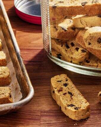 לחם מנדלבו דובדבן ואגוז מלך | ג'סטין טסוקאלאס; עיצוב אוכל מאת ליסה צ'רקסקי,הוושינגטון פוסט לחם מנדלבו דובדבן ואגוז מלך | ג'סטין טסוקאלאס; עיצוב אוכל מאת ליסה צ'רקסקי,הוושינגטון פוסט