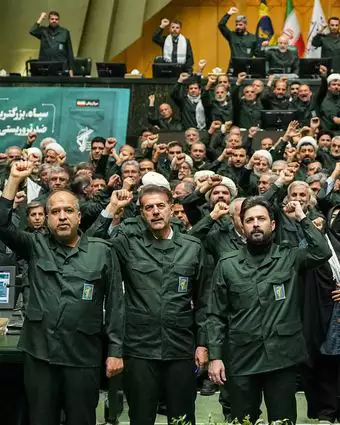 חברי הפרלמנט האיראני עם מדי משמרות המהפכה | EPA חברי הפרלמנט האיראני עם מדי משמרות המהפכה | EPA