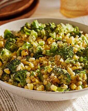 סלט תירס וברוקולי צרוב | טום מקורקל: עיצוב אוכל מאת ג'ינה ניסטיקו עבור הוושינגטון פוסט סלט תירס וברוקולי צרוב | טום מקורקל: עיצוב אוכל מאת ג'ינה ניסטיקו עבור הוושינגטון פוסט