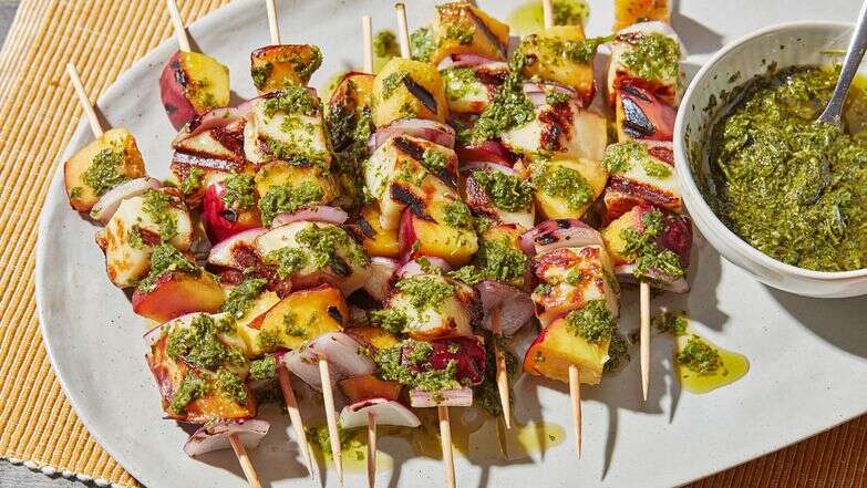 שיפודי חלומי עם נקטרינות וצ'ימיצ'ורי | טום מקורקל עבור הוושינגטון פוסט שיפודי חלומי עם נקטרינות וצ'ימיצ'ורי | טום מקורקל עבור הוושינגטון פוסט