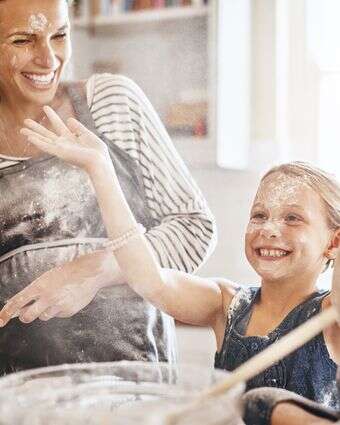 בישול עם ילדים | שאטרסטוק בישול עם ילדים | שאטרסטוק