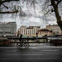 גבר רוכב על אופניים לאורך קיי פולשירון סמוך לזירת הקטטה שגרמה למותו של קוונטין דרנק | OLIVIER CHASSIGNOLE / AFP גבר רוכב על אופניים לאורך קיי פולשירון סמוך לזירת הקטטה שגרמה למותו של קוונטין דרנק | OLIVIER CHASSIGNOLE / AFP
