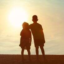 ילדים מחובקים | שאטרסטוק ילדים מחובקים | שאטרסטוק