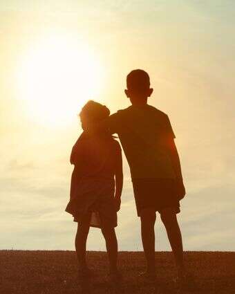 ילדים מחובקים | שאטרסטוק ילדים מחובקים | שאטרסטוק