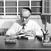 ההחלטה הנחרצת לעלות ארצה שמה קץ ללבטיו. עגנון, 1966 | מארכיון דן הדני, האוסף הלאומי לתצלומים על שם משפחת פריצקר, הספרייה הלאומית ההחלטה הנחרצת לעלות ארצה שמה קץ ללבטיו. עגנון, 1966 | מארכיון דן הדני, האוסף הלאומי לתצלומים על שם משפחת פריצקר, הספרייה הלאומית